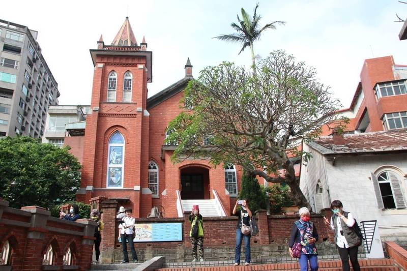 新北市立圖書館淡水分館與在地走讀品牌淡水旅學堂工作室攜手推出「閱讀馬偕」系列活動，圖為新北市市定古蹟淡水禮拜堂。（淡水旅學堂工作室提供）