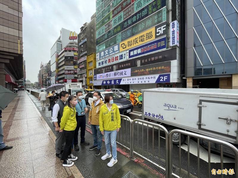 台北市議員阮昭雄市議員參選人林延鳳、趙怡翔、顏若芳今上午到忠孝西路會勘，認為市府應盡速評估開放機車通行。（記者楊心慧攝）