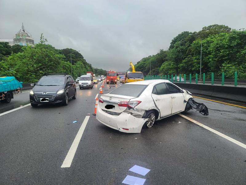 中山高台中后里段發生轎車自撞護欄事故。（民眾提供）