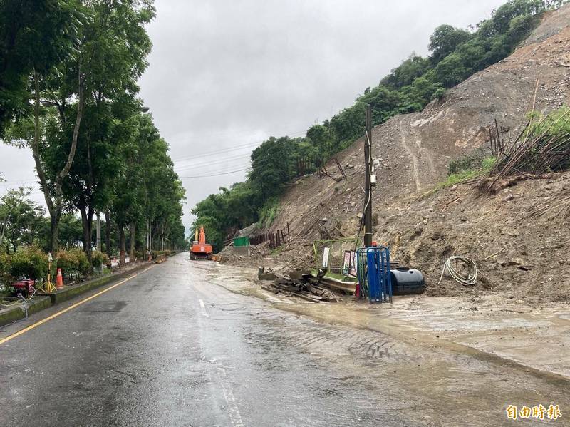 台鐵集集隧道工區（右側）日前遇雨崩坍，緊鄰的台16線也受波及，近期梅雨季靠山側道路將作為土石緩衝區，避免土石崩落影響車輛通行。（記者劉濱銓攝）