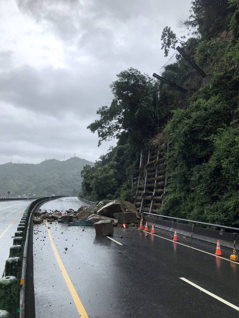 大雨不斷，苗栗縣台72線東向27.4公里公館鄉路段，下午3點11分發生山壁落石狀況，多顆巨石散落車道上，阻礙通行，苗栗警分局派遣警力於客屬大橋端管制封閉，請欲前往大湖的用路人改行119甲線接台6線前往。公路總局苗栗工務段已派機具車輛前往排除中。（警方提供）