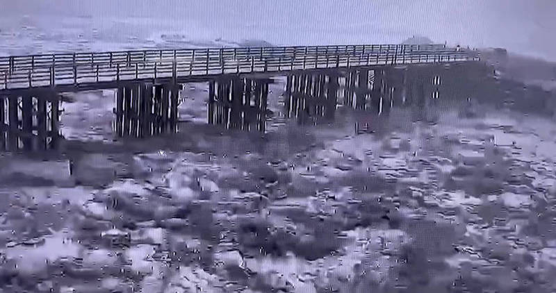 土石流沖抵明霸克露鋼便橋。（甲仙工務段提供）