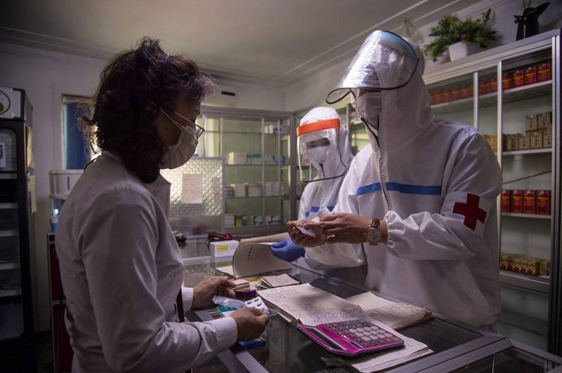 北韩武肺疫情仍未缓和，北韩人民军的军医生在首都平壤的药房驻点，为民众开立处方药。（法新社）(photo:LTN)