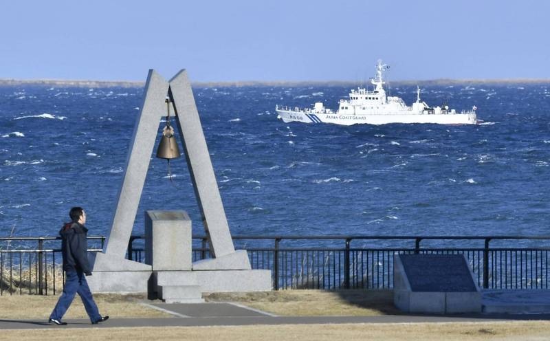 俄罗斯外交部今天宣布中止让日本渔船在有俄国南千岛群岛附近捕鱼的渔业协定；图为日本北海道东北端根室半岛海岸，海面上是日本海上保安厅巡逻舰艇。（美联社资料照）(photo:LTN)