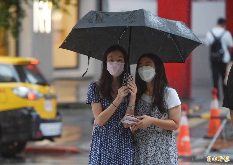滯留鋒雲帶在台灣上空，氣象局已針對西半部地區16縣市發布大雨特報。（資料照）