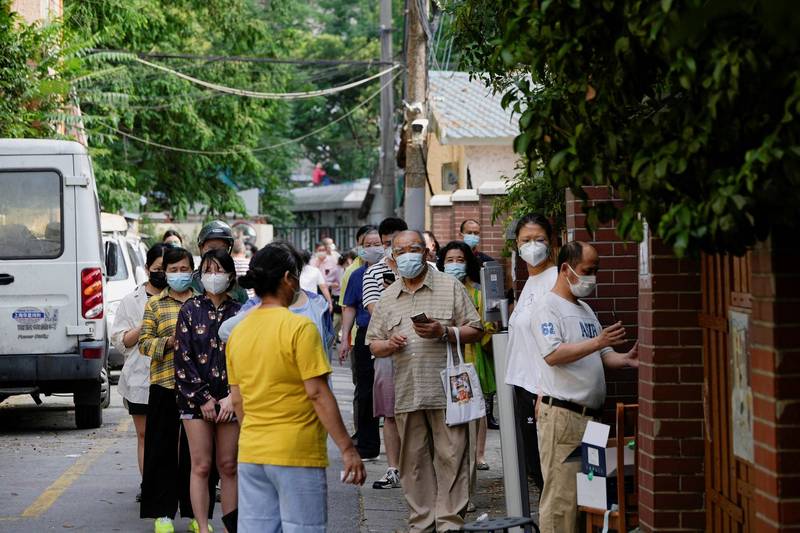 上海自6月1日解封後，上海人為了能夠進出公共場所，進入在72小時內緊繃找核酸點、做核酸的新生活，患上「核酸焦慮症」。圖為上海居民今天在住宅區街道排隊進行核酸檢測的情景。（路透）