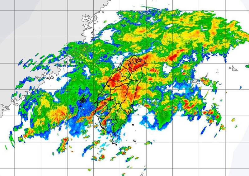 氣象局長鄭明典在臉書提醒，西半部雨勢明顯，部分地區可能有積水。（圖擷自中央氣象局）