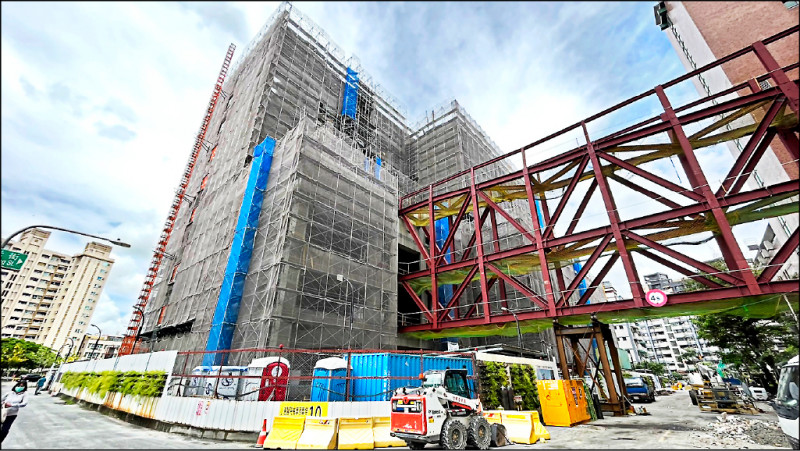 小港醫院第二醫療大樓興建，將於14日上梁，預計明年8月試營運。（記者葛祐豪翻攝）