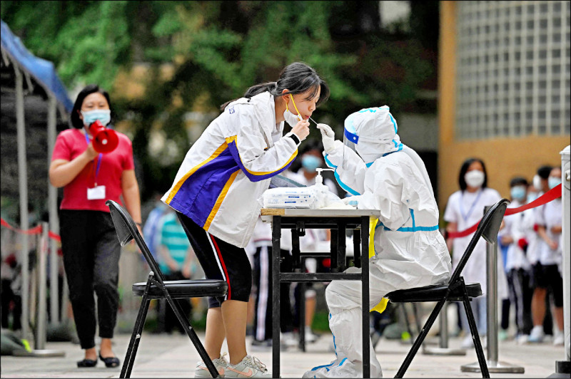 中國大學入學考試七日登場，北京考生第一天考完後被要求接受核酸採檢。（法新社）