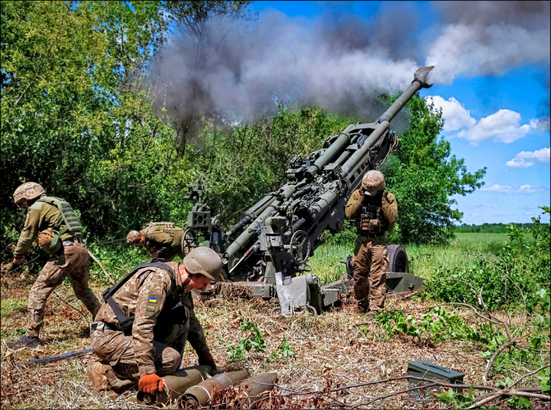 烏克蘭東部頓內茨克地區的烏軍六日在前線發射美國提供的M777榴彈砲。（路透）