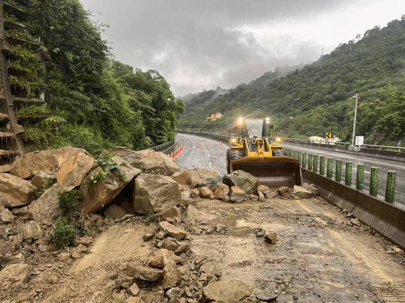 苗栗縣台72線東向27.4公里公館鄉路段，昨天下午3點多發生落石阻道情形，因落石量多且不乏體型大的巨石，公路總局苗栗工務段持續清除中，目前東向客屬大橋到出磺坑匝道路段仍管制封閉。（圖由公路總局苗栗工務段提供）