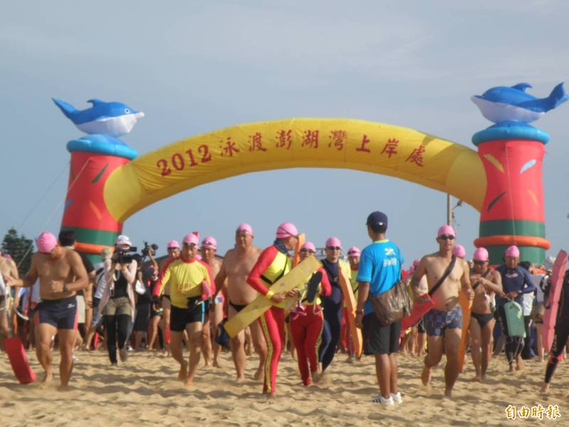 今年泳渡澎湖灣因疫情及梅雨攪局，宣布延後舉辦。（記者劉禹慶攝）