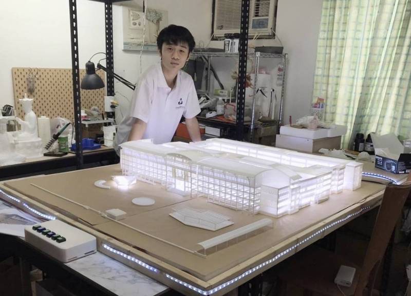 陽明國中畢業生王韋翔製作出1：150比例的校園模型，他拍了2000多張學校實體照片，花了1332小時，3D列印出150件物件，並於畢業典禮上送給學校。（陽明國中提供）
