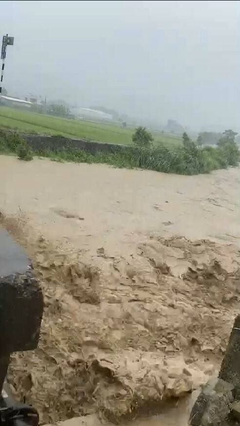 房裡溪上游溪水暴漲差點淹過橋，鎮公所準備抽砂排除。（民眾提供）