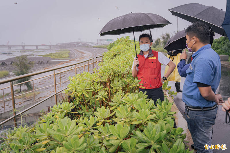 新竹市府工務處8年投入10億推治水三支箭、建置區域排水、動力抽水、智慧防汛系統，已降低強降雨對低窪地區可能造成的積淹水問題。圖為市長林智堅視察各區域排水情形。（記者洪美秀攝）