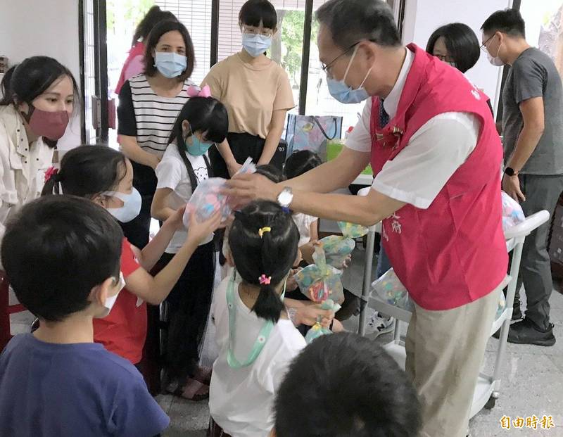 南投縣衛生局長陳南松（右）代表接受幼兒園師生致贈的感謝禮物。（記者謝介裕攝）