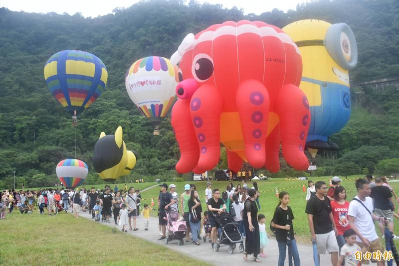 「桃園石門水庫熱氣球嘉年華」18日將重返石門水庫南苑生態公園立球迎賓，圖為前年活動盛況。（記者李容萍攝）