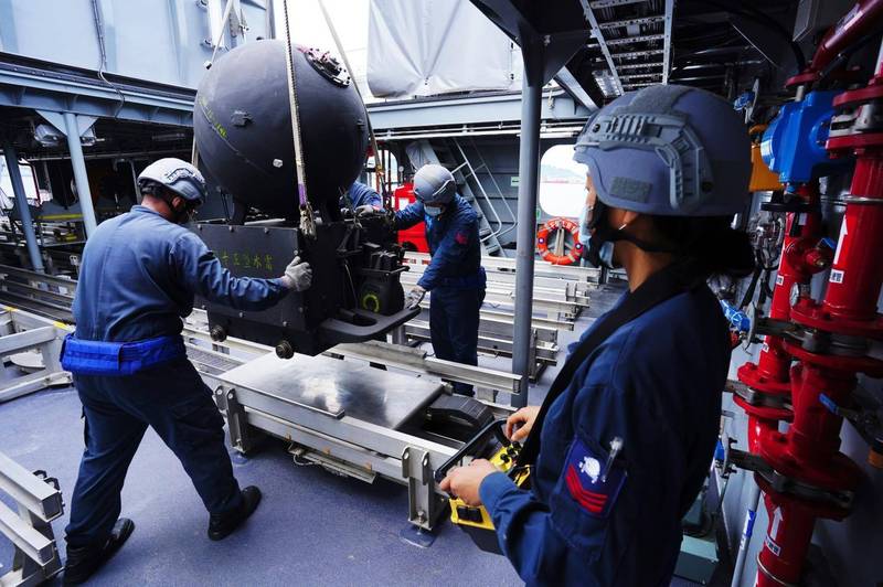 我國海軍執行水雷裝載作業。（圖翻攝自中華民國海軍臉書）