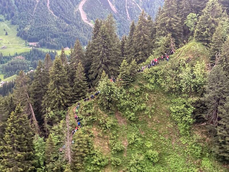 奧地利救難人員協助107名在蜿蜒小徑上受困的德國師生下山。（法新社）