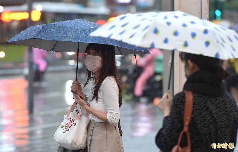 第三波梅雨持續發威，直到週五鋒面逐漸北移，才會有雨停空檔，氣溫也會逐漸回升到30度以上。（記者廖振輝攝）