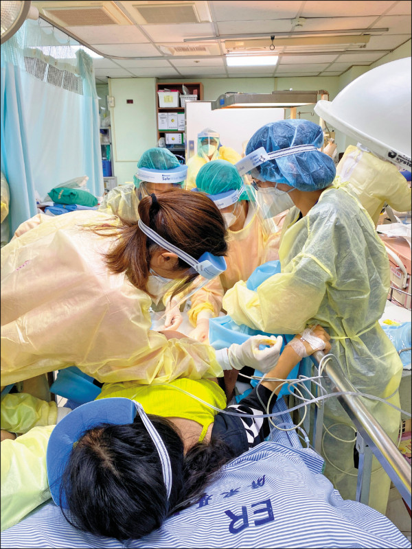 孕婦在急診室緊急生產。（屏基提供）