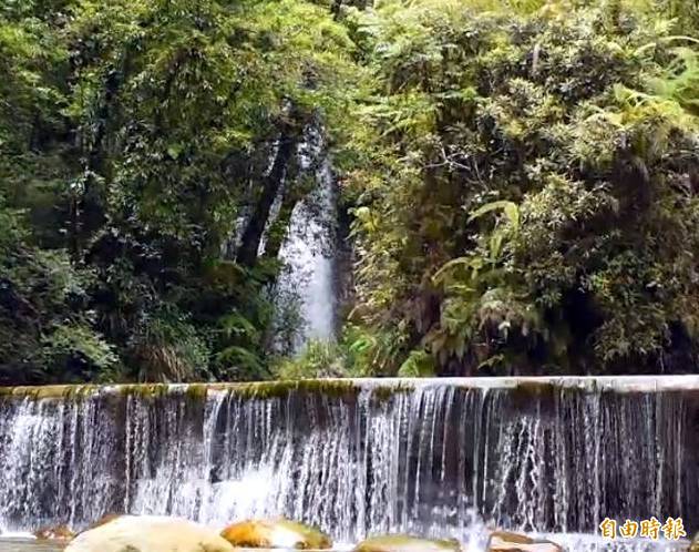 南投縣杉林溪森林生態渡假園區甫治理完工的堤壩，因雨帶來豐沛水量，形成罕見的雙層大瀑布美景。（記者謝介裕攝）