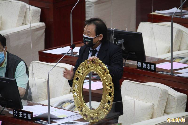台北市長柯文哲今下午赴市議會備詢,台北市議員王世堅發揮創意,送上精緻的鏡子,要柯文哲照照鏡子,看看自己的靈魂。(記者楊心慧攝) 台北市長柯文哲今下午赴市議會備詢,台北市議員王世堅發揮創意,送上精緻的鏡子,要柯文哲照照鏡子,看看自己的靈魂。(記者楊心慧攝)