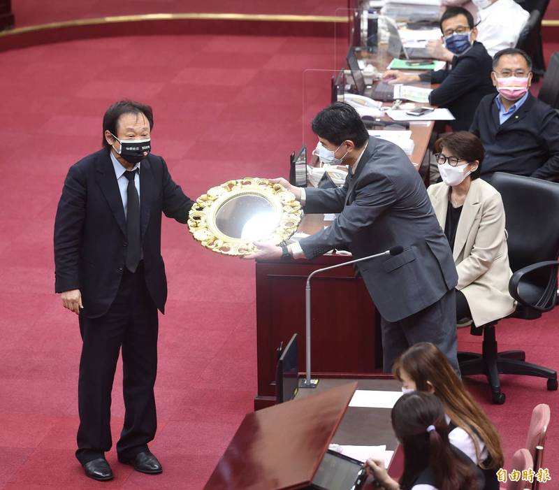 台北市議會9日進行市長市政總質詢,議員王世堅送市長柯文哲一面鏡子。(記者方賓照攝) 台北市議會9日進行市長市政總質詢,議員王世堅送市長柯文哲一面鏡子。(記者方賓照攝)