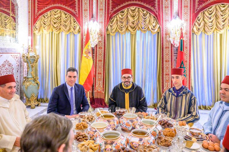 西班牙首相佩德罗‧桑杰士（Pedro Sanchez，左2）与摩洛哥国王穆罕默德六世（Mohammed VI，中）于2022年4月在摩洛哥会面。（美联社）(photo:LTN)