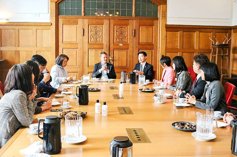 Independent Legislator Freddy Lim, center right, visits the Copenhagen City Hall on Wednesday to meet with the city’s head of Employment and Integration, Jens-Kristian Lutken, center.
Photo courtesy of the office of New Power Party Legislator Claire Wang