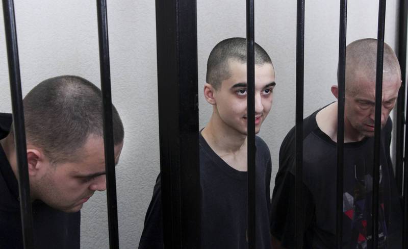英國公民亞斯林（左）、平納（中）及摩洛哥公民薩阿敦（右），本月9日遭頓內茨克分離主義政府法院判處死刑。（美聯社）