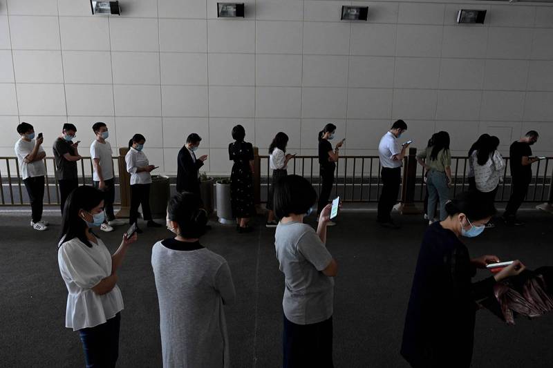 北京市将对酒吧等场所展开防疫检查。图为等待筛检民众。（法新社）(photo:LTN)
