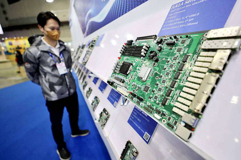 A man views different computer motherboards during the Computex exhibition in Taipei on May 24.
Photo: Ritchie B. Tongo, EPA-EFE