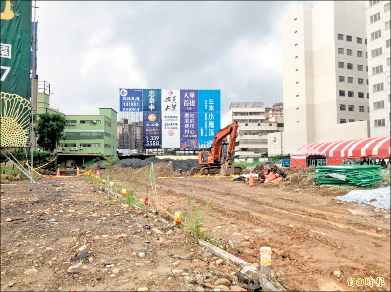 桃市府水務局與高公局分工進行「新增新南路過路箱涵及分流箱涵」工程。（記者魏瑾筠攝）