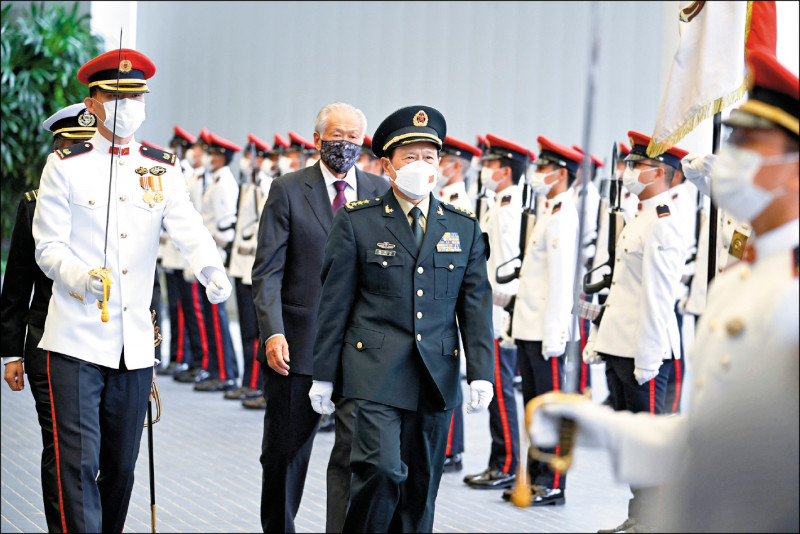 中国国防部长魏凤和九日抵达新加坡，与新加坡国防部长黄永宏检阅仪队。（路透）(photo:LTN)