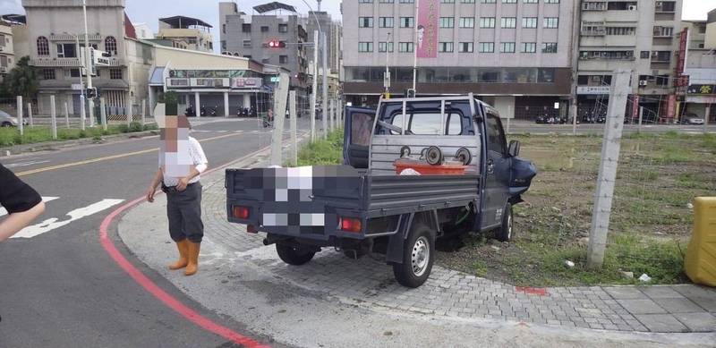 小貨車駕駛原本要將載運的冷凍雞送往市場，但車禍發生後只能看著冷凍雞因解凍而出血泡湯。（民眾提供）