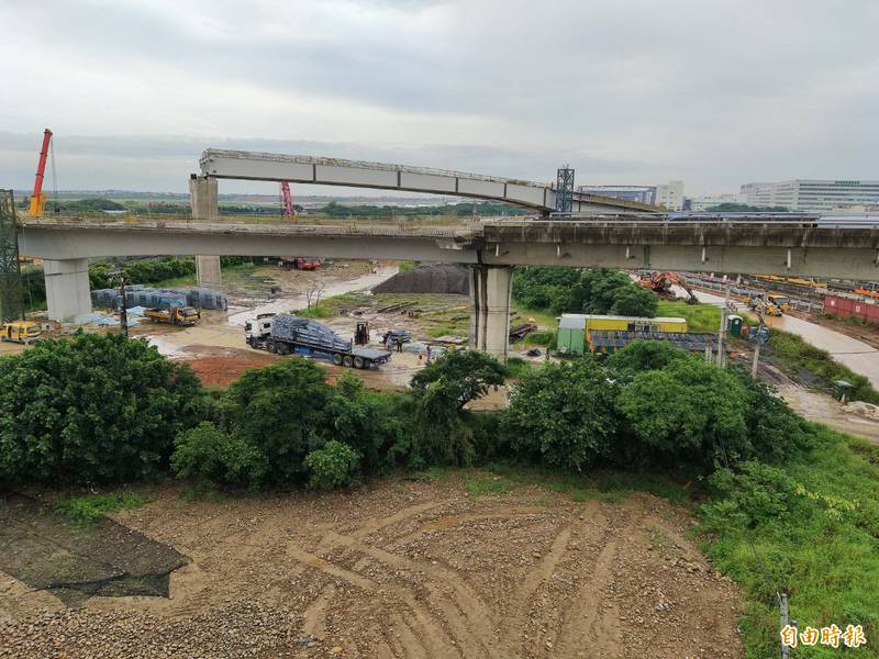 國道2號延伸至台15線道路工程預計明年5月完工，昔日「天空斷橋」景象將不再。（記者鄭淑婷攝）