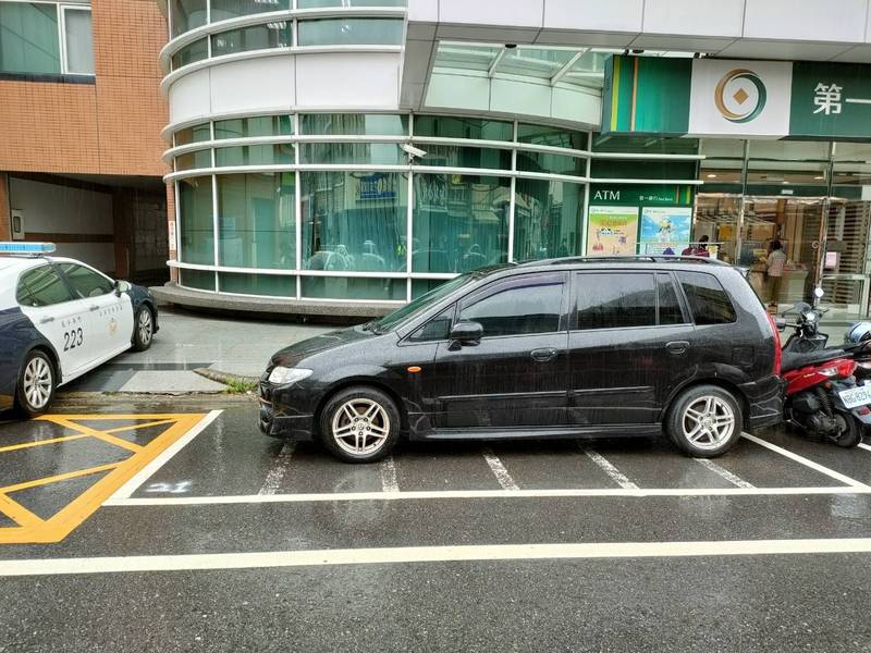 苗栗縣竹南鎮民族路第一銀行前的停車格，引發警民爭議。（警方提供）