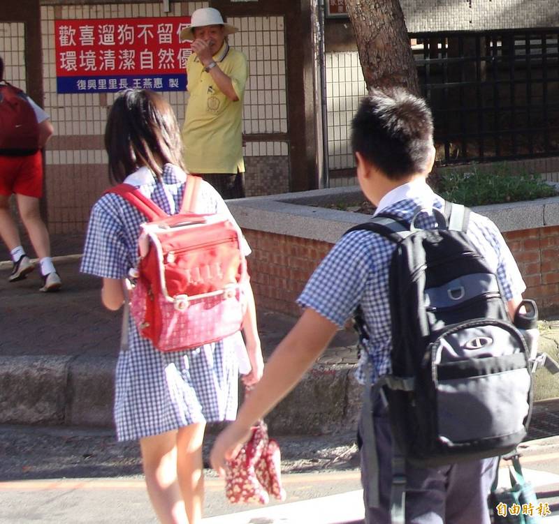 日本小學生平均每天背約5公斤的書包上學，有團隊研發拖行裝置「Sanpocell」來改善這個問題，卻意外激起網友論戰。示意圖。（資料照）