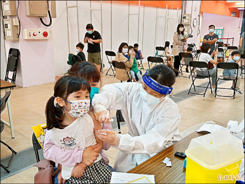 新竹市五到十一歲疫苗涵蓋率達七十四%，體育館施打站下週續開隨到隨打輝瑞疫苗。（記者洪美秀攝）
