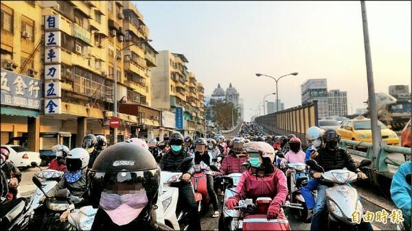 設籍高雄的機車數量高達206萬輛，平均約1.3人就擁有一輛機車。（資料照）