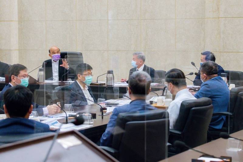 行政院長蘇貞昌今召開擴大防疫會議，指揮中心規劃下週一起取消快篩實名制購買單雙號限制。（行政院提供）