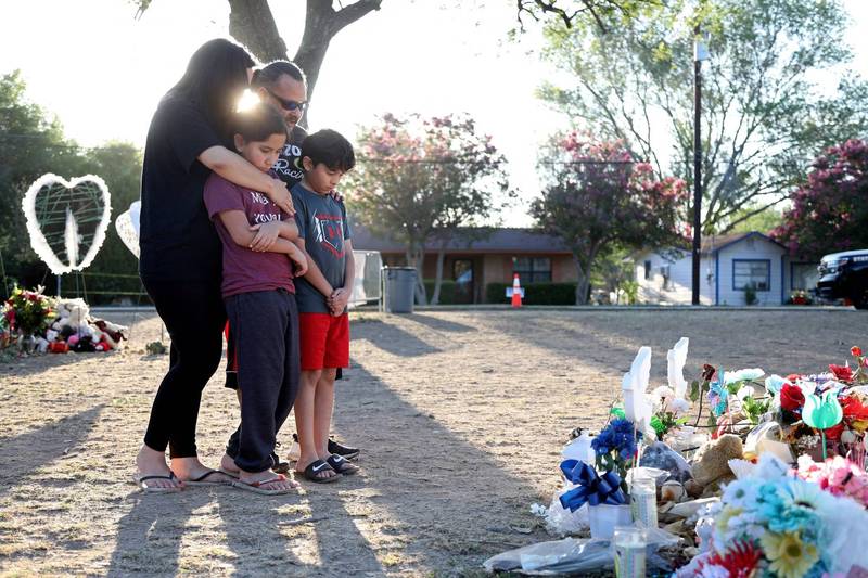 来自德州艾尔帕所的一家人11日亲临尤瓦迪追悼上月洛伯小学枪击案的罹难者。（路透）(photo:LTN)