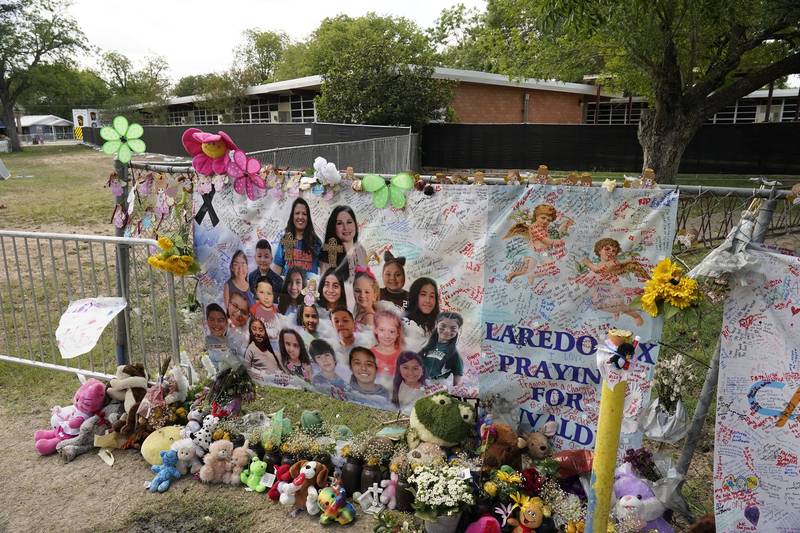 德州尤瓦迪洛伯小学外的枪击案罹难者悼念区9日堆满花束与玩具。（美联社）(photo:LTN)