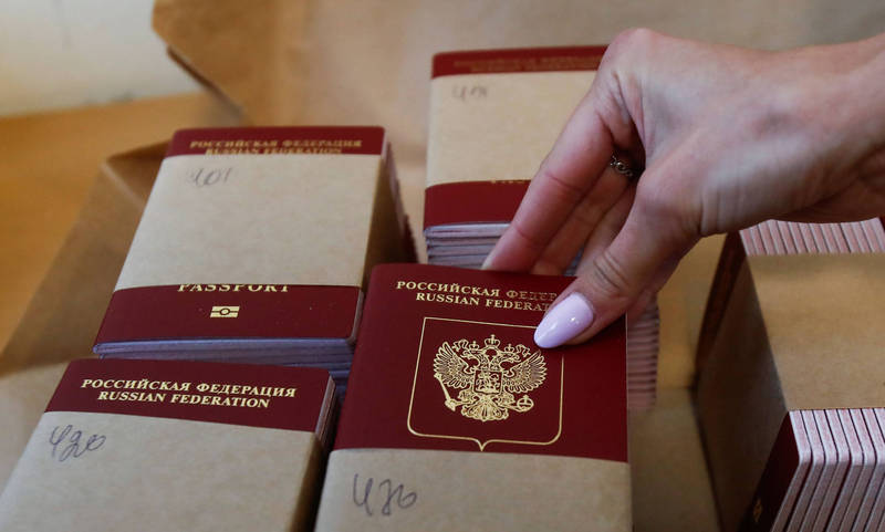 俄罗斯官员透露，他们已开始在乌克兰佔领区发放护照。示意图。（路透资料照）(photo:LTN)