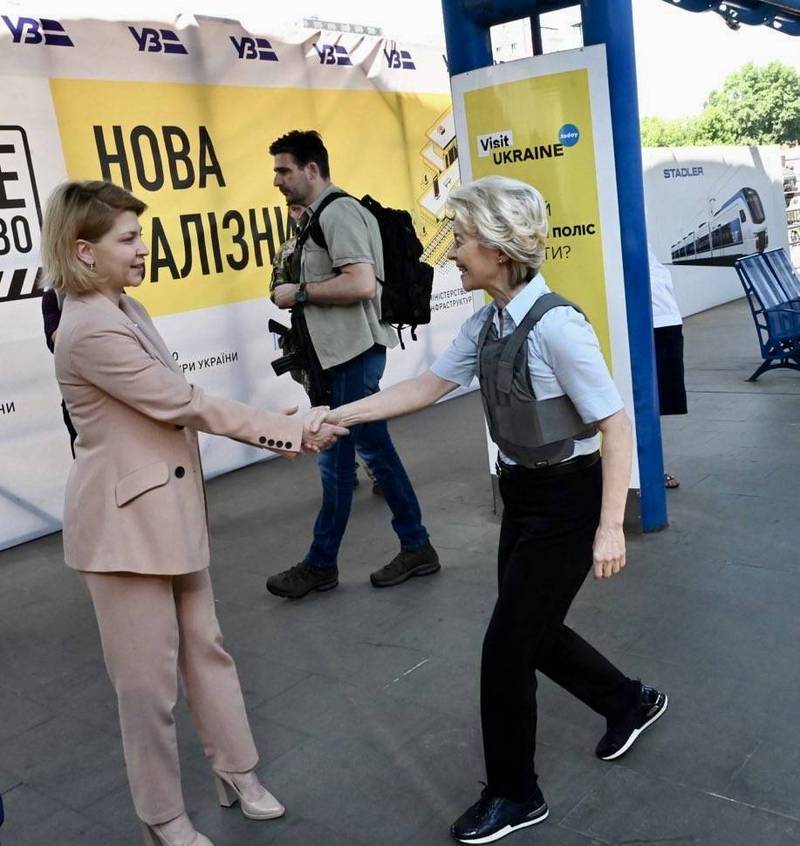 歐盟執委會主席馮德萊恩（右）今日再度造訪烏克蘭首都基輔。（擷取自推特帳戶Ursula von der Leyen）