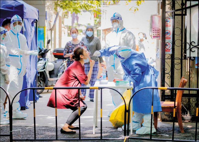 中國上海居民十一日接受武肺病毒核酸篩檢。（歐新社）