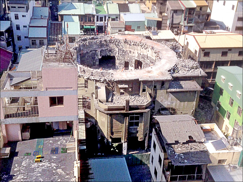 被譽為日治時代台灣最華麗歐式劇場的「天外天劇場」，去年初被違法拆除（上圖，資料照），拱形結構屋頂已成為回憶。（台中市府都發局提供）