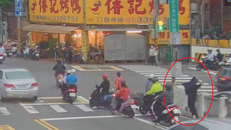 桃園市區發生車禍事故,造成下班車流回堵,要趕去龍安派出所上班的員警陳奕凱(右,圈起處)目擊車禍,立刻停車,邊跑邊套上警察制服協助處理傷患、通報並支援交通指揮,正個過程遭網友PO網讚爆。(記者陳恩惠翻攝) 桃園市區發生車禍事故,造成下班車流回堵,要趕去龍安派出所上班的員警陳奕凱(右,圈起處)目擊車禍,立刻停車,邊跑邊套上警察制服協助處理傷患、通報並支援交通指揮,正個過程遭網友PO網讚爆。(記者陳恩惠翻攝)