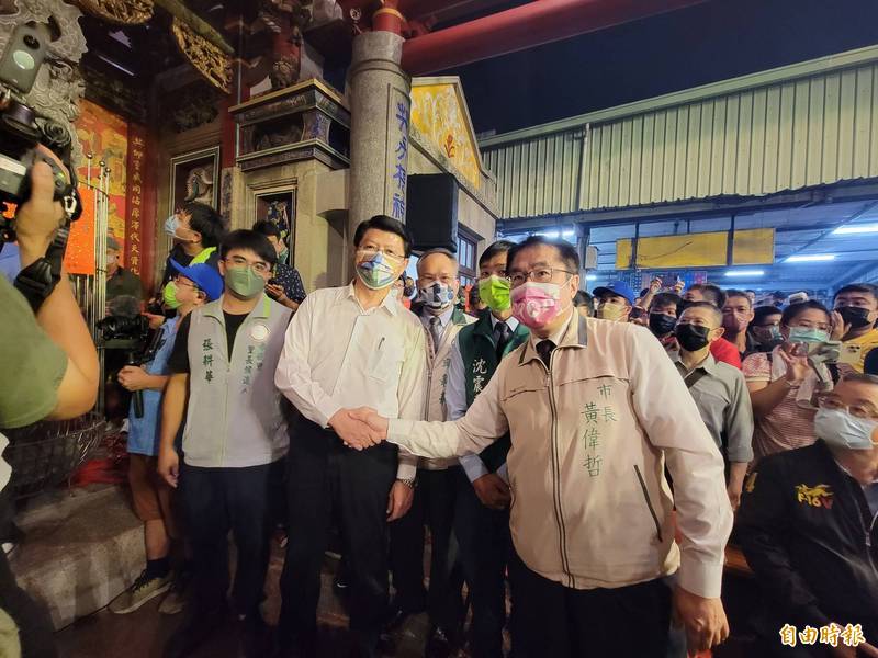 市長黃偉哲（圖右）與代表藍營參選下屆台南市長的議員謝龍介，今晚難得同台意外成為焦點之一。（記者王姝琇攝）